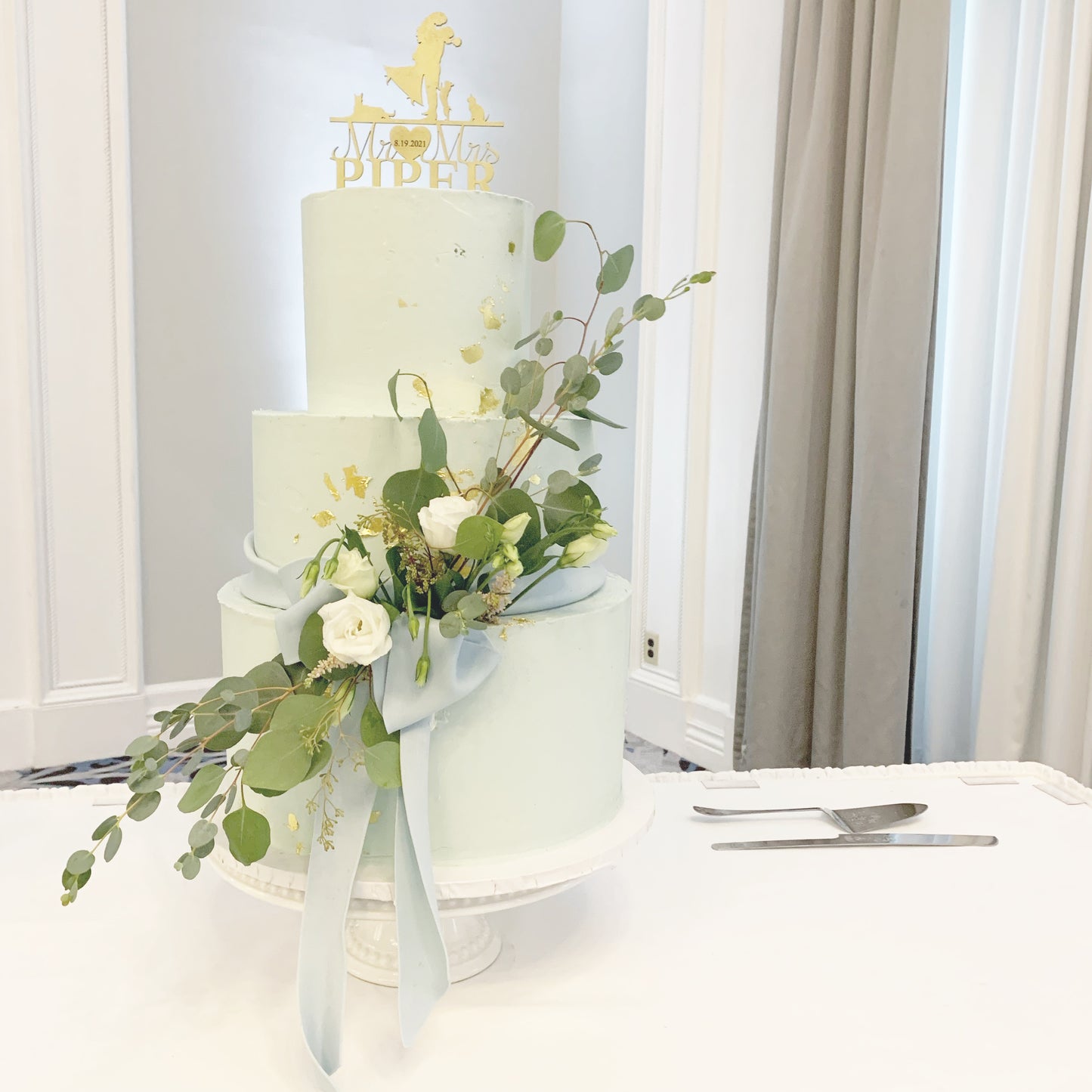 Bow & Bouquet Cake